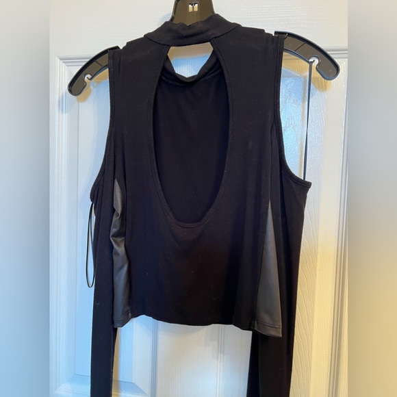 Guess Top Off Shoulder Cut Out Long Sleeve - Picture 4 of 5